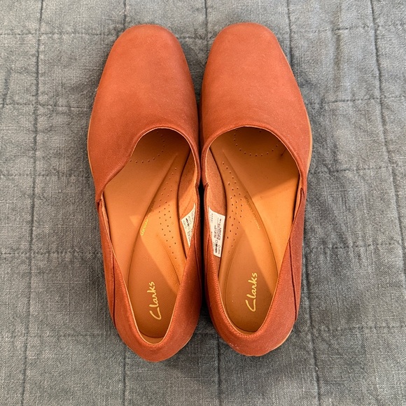 Clarks Women's Tan Loafers - Picture 3 of 8